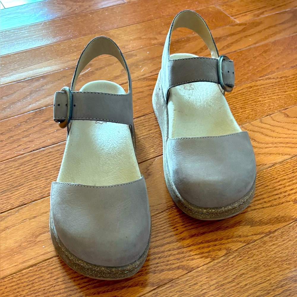 ✨Dansko BRYNLEE taupe milled nubuck
maryjane sandals size 37✨